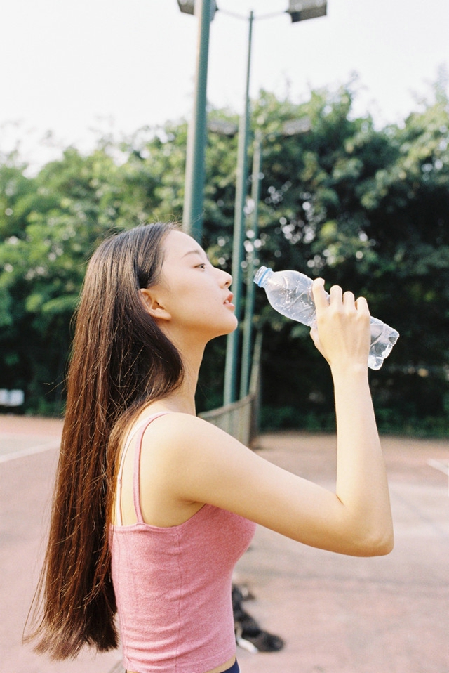 网球美女有着傲人的上围性感写真照