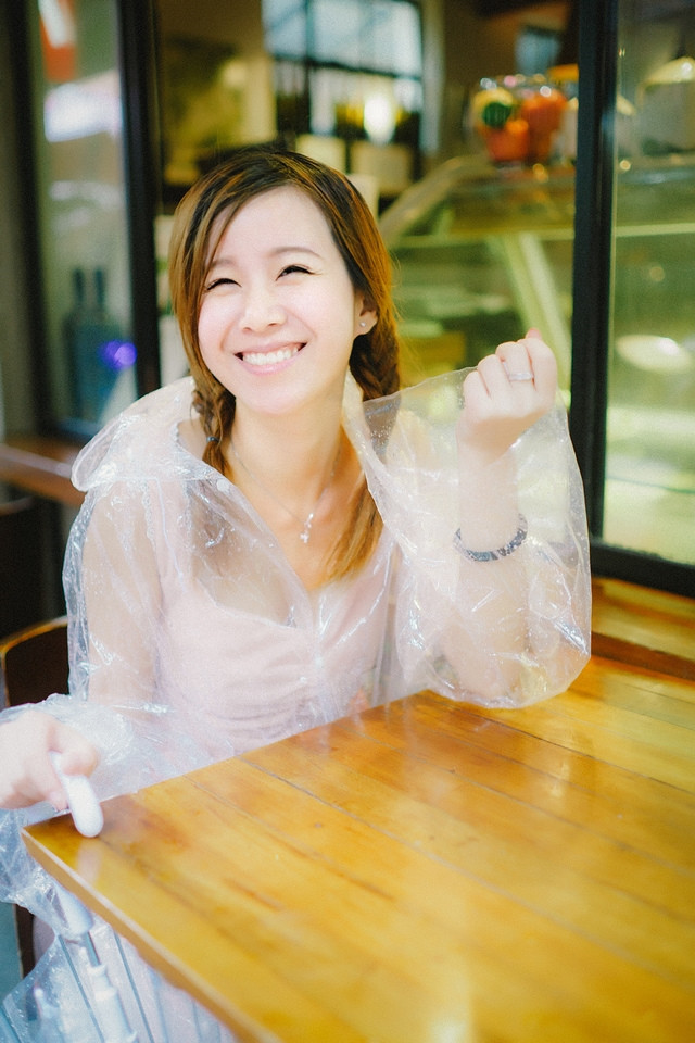 雨中轻松自在熟女独自漫步诱惑小清新图片